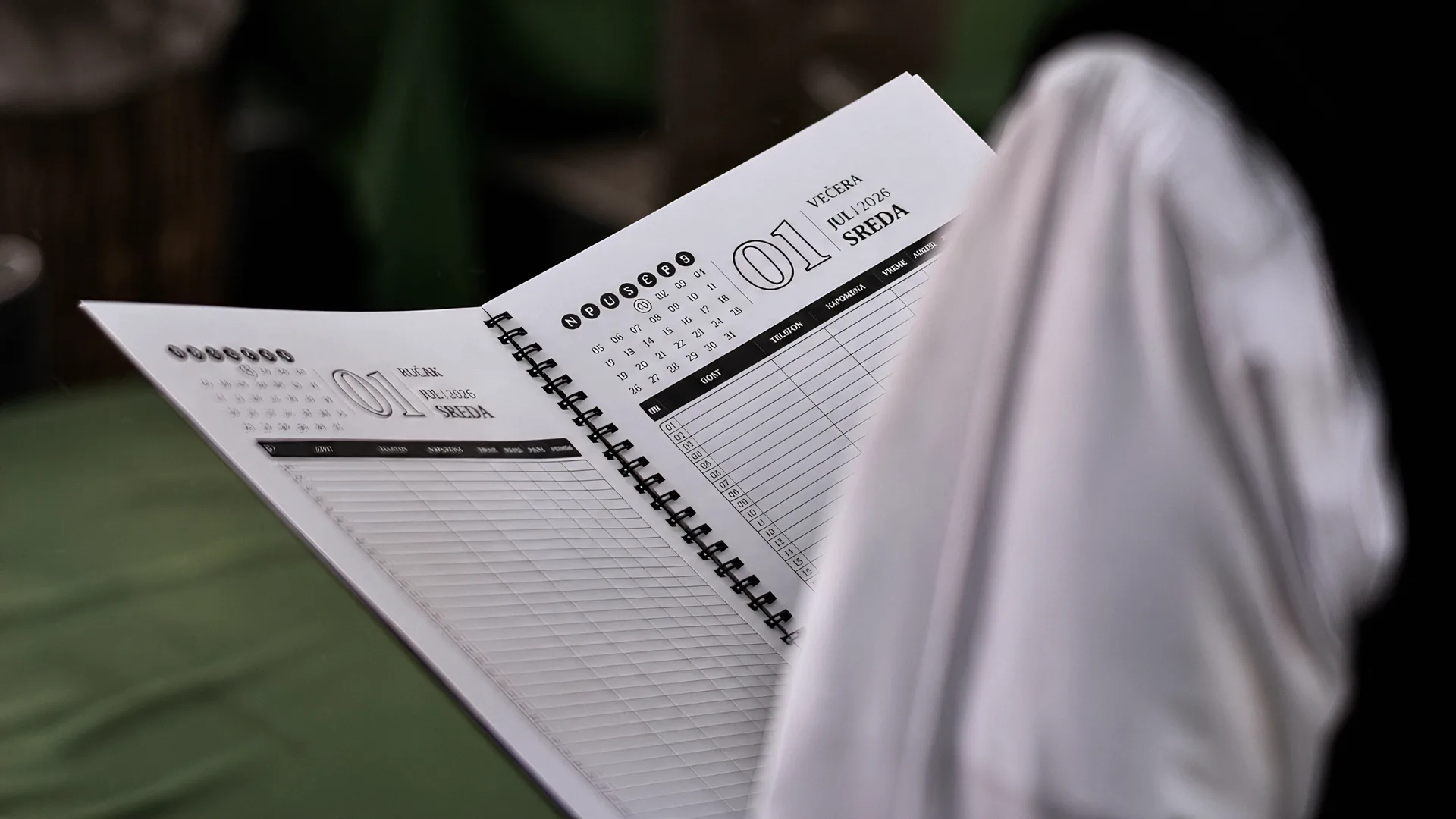 Franš reservation book open on a day page
